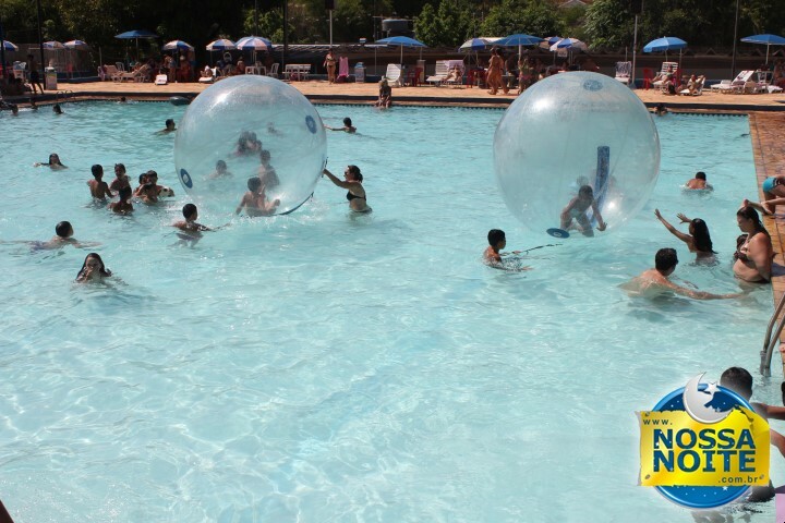Castelinho - Bolha na piscina e trenzinho