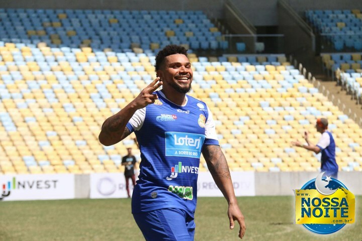 Naldo Benny joga ao lado do filho MC PJ em partida